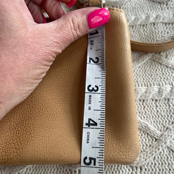 Kenneth Cole Reaction small crossbody Two Zippers plenty of Space! - Picture 7 of 14